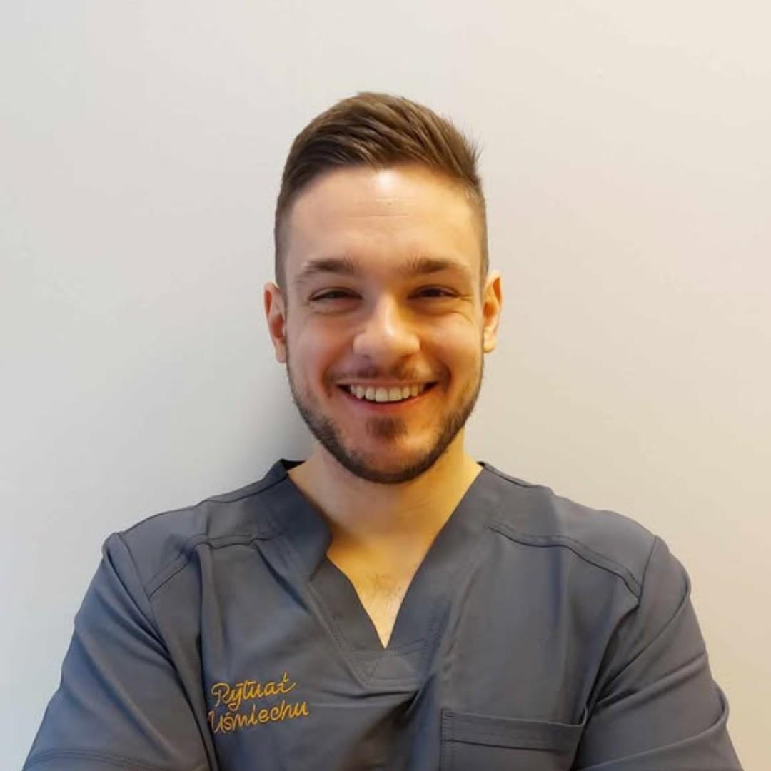 lekarz dentysta Jakub Ferenc - Chirurg stomatologiczny-konsultacja