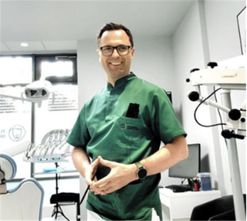 lekarz dentysta Bartłomiej Banaś - Chirurg stomatologiczny-konsultacja