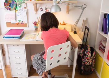 Prawidłowa pozycja dziecka przy biurku