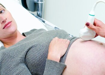 Amniopunkcja: bezpieczna diagnoza prenatalna czy ryzykowna procedura? Jakie są wskazania do wykonania amniopunkcji?