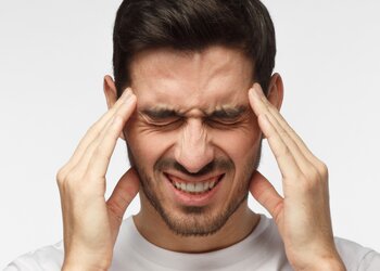 Nieprawidłowy zgryz a ból głowy – zobacz, co powoduje migreny