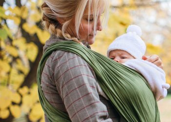 Jak zmniejszyć obciążenie kręgosłupa w ciąży i przy małym dziecku? Poznaj chustowanie