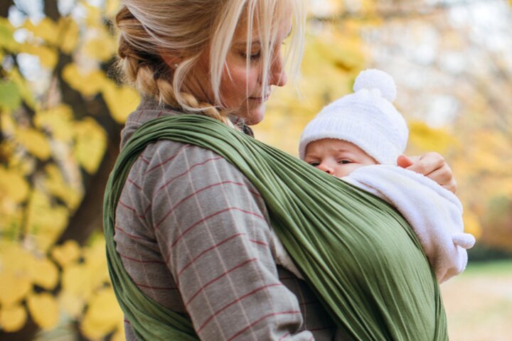 Jak zmniejszyć obciążenie kręgosłupa w ciąży i przy małym dziecku? Poznaj chustowanie