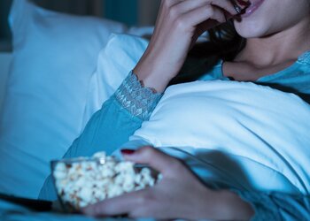  Jedzenie późnym wieczorem: jak wpływa na organizm i co można jeść przed snem?